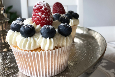 Sahne-Beeren-Cupcakes